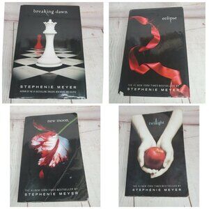4 Twilight Saga Series Set: 1-4 Twilight, New Moon, Eclipse,Breaking Dawn Books